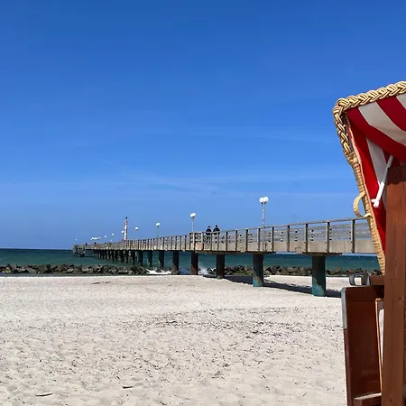 Lägenhet Grosser Strandkorb - Stilvolles Ferienapartment In Der Alten Seefahrtsschule Wustrow (Fischland)
